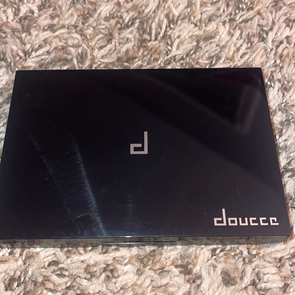 Face blush and highlighter palette